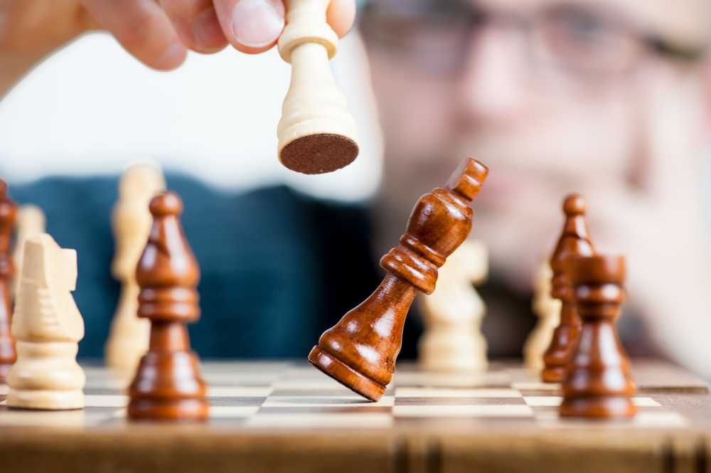 Foto schaakbord met schaakstukken
