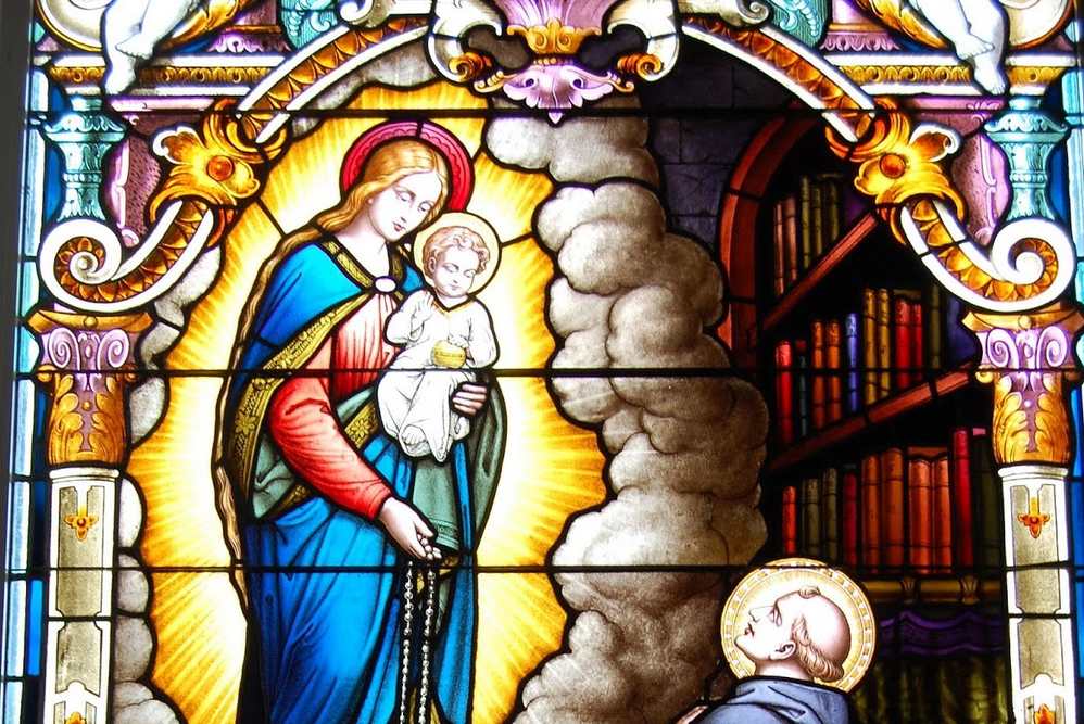 Deatil glas-in-loodraam met Maria die de rozenkrans schenkt aan Dominicus