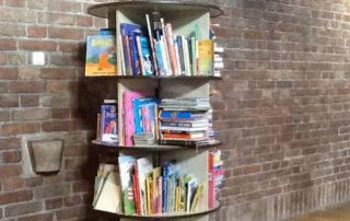 Foto boekenmolen in Dominicuskerk