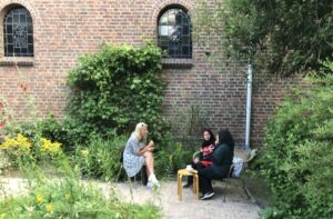 Taalles buiten in de binnentuin van de Dominicukserk