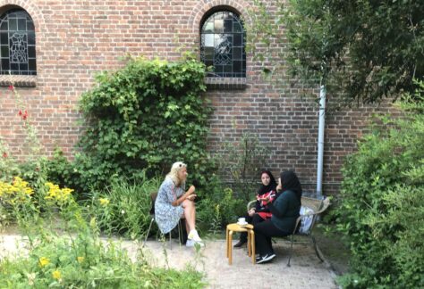 Taalles buiten in de binnentuin van de Dominicukserk