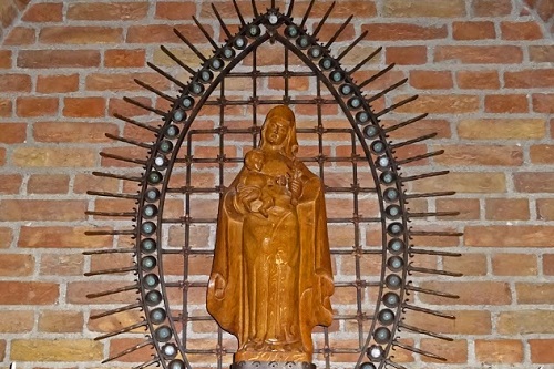 Mariabeeld in linkerzijbeuk Dominicuskerk