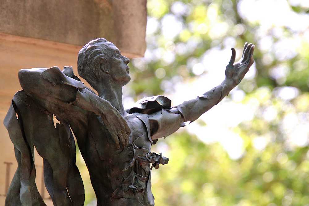 Foto bronzen standbeeld met gelaagde "huid"