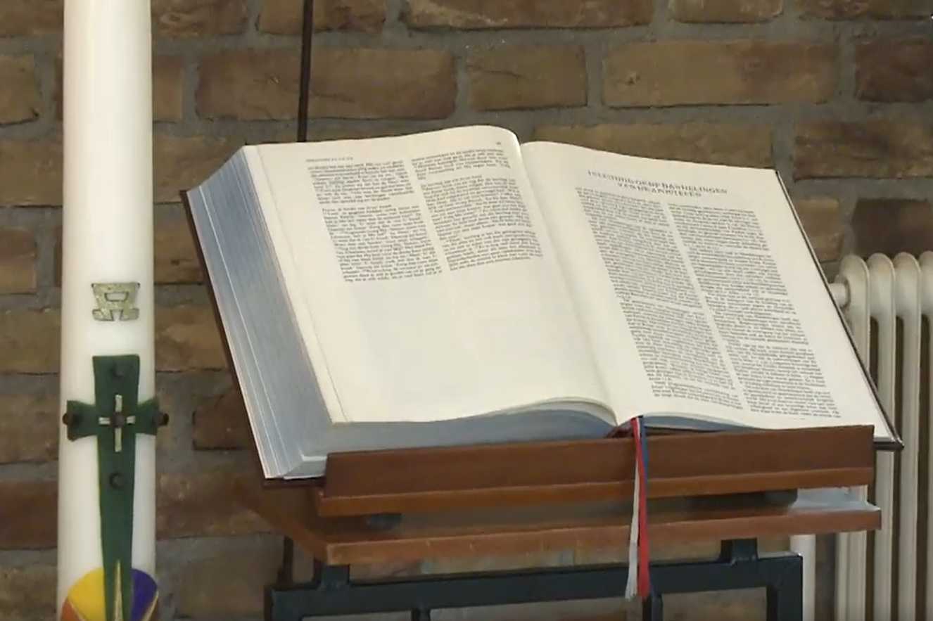 Bijbel en paaskaars in dagkapel