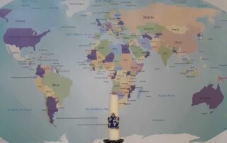 Wereldkaart op kerkmuur van de linkerzijbeuk met kaatrs