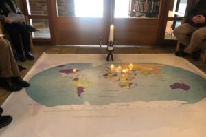 Foto wereldkaart met lichtjes, maart 2025