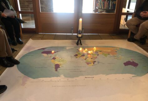 Foto wereldkaart met lichtjes, maart 2025