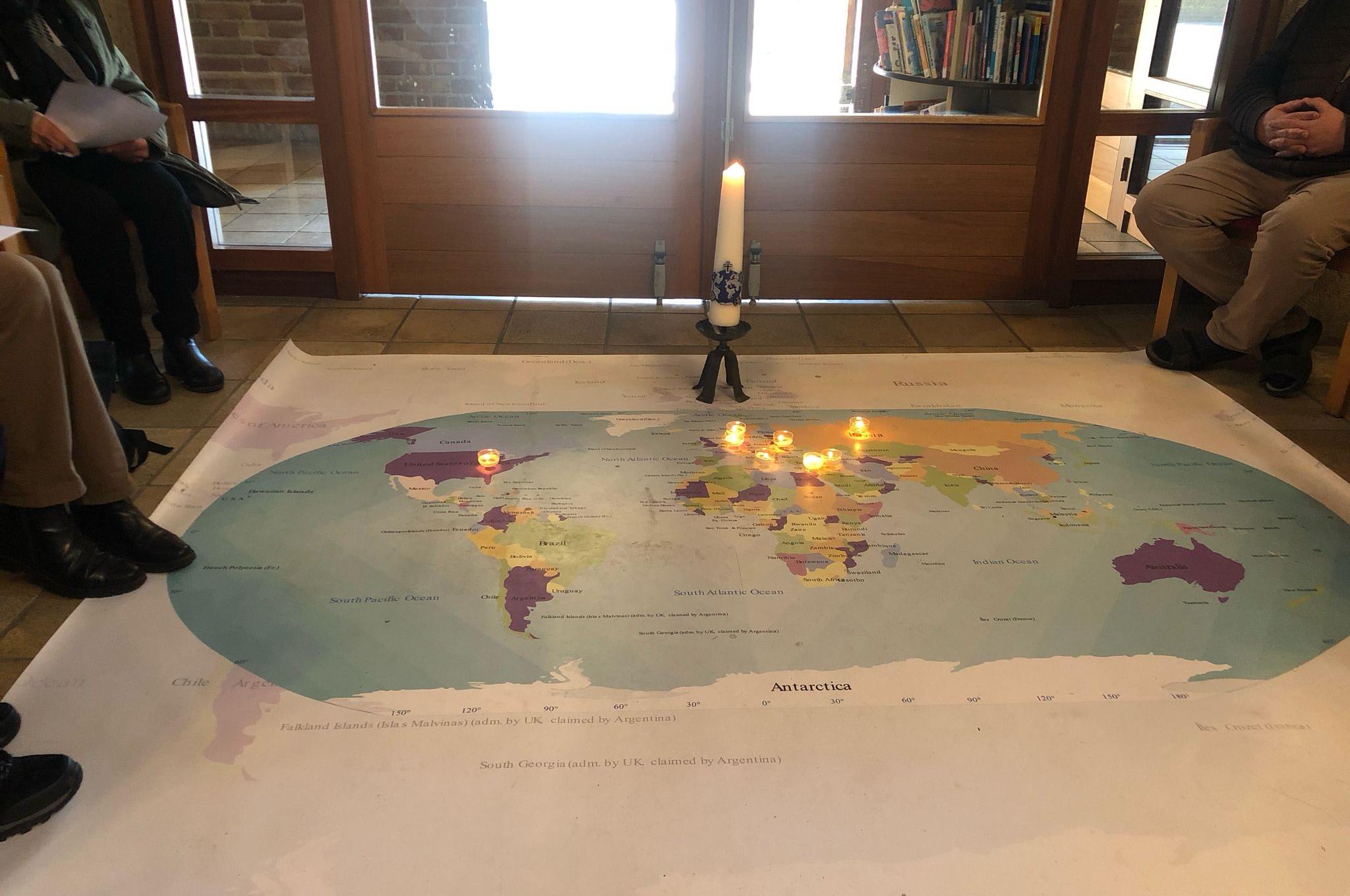 Foto wereldkaart met lichtjes, maart 2025