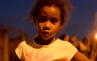 Foto meisje bij avondlicht in Braziliaanse stad