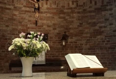 Altaar met Bijbel en bloemen