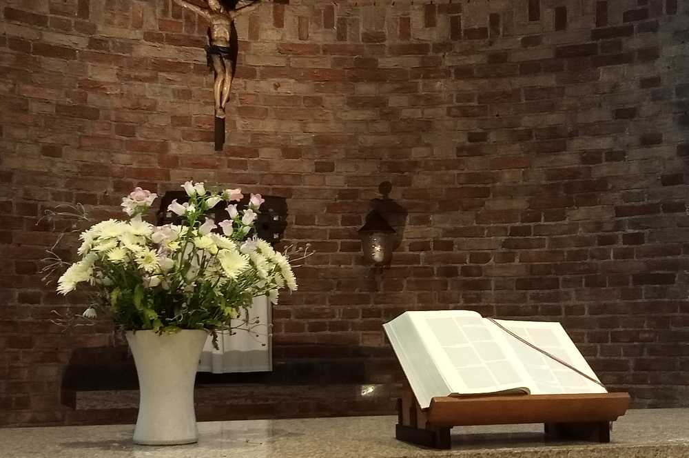 Altaar met Bijbel en bloemen
