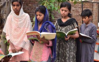 Foto lezende meisjes in Pakistan - bron: Vastenactie