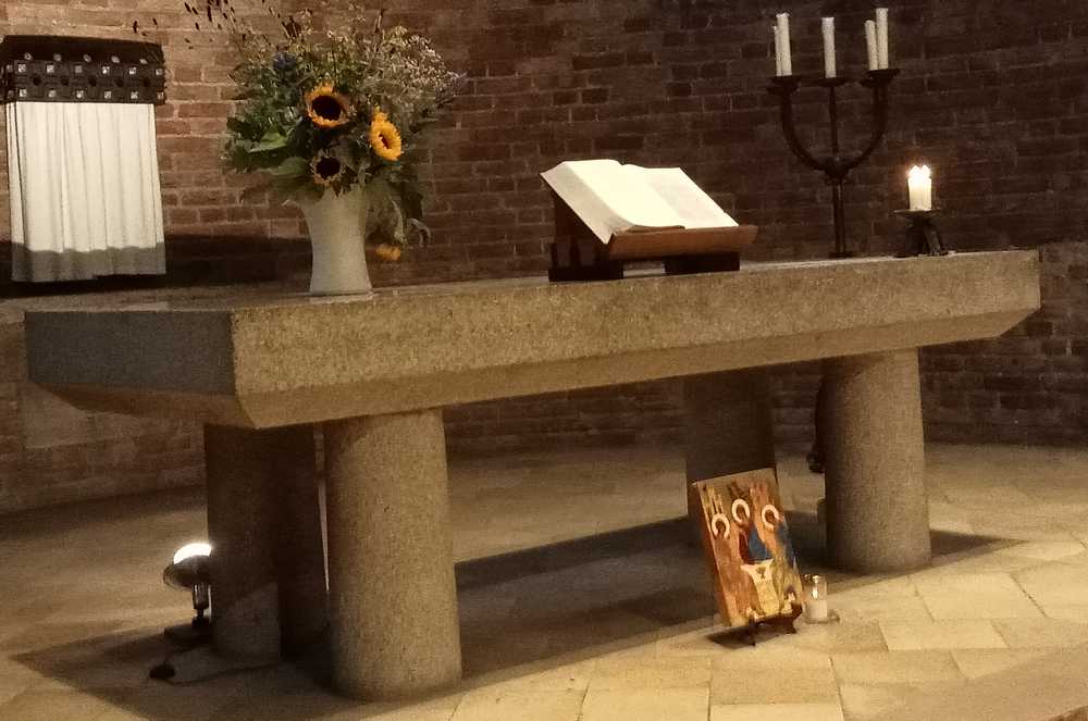 Altaar met bloemstuk en icoon bij vespers, najaar 2024